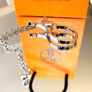 EUC Hermès Palladium Filou Glove clip